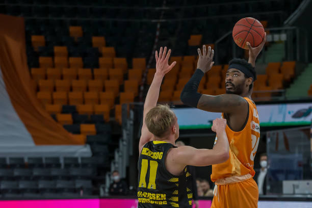 更体现为她 更体现为她